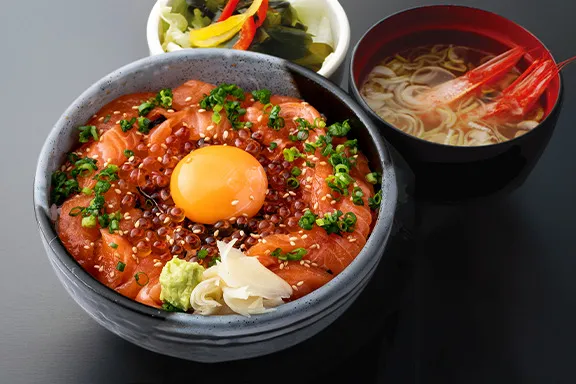 金枪鱼泥黄萝卜咸菜盖饭